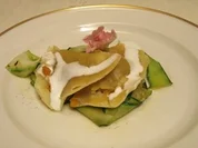 Wolfsbarschravioli auf Carpaccio von Babyzucchini, mit Trüffelöl und Parmesanschaum - Rezept