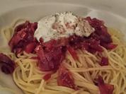 Spaghetti mit Ziegenquark, karamellisierten roten Zwiebeln und Feigen in Rotweinsauce - Rezept
