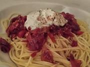 Spaghetti mit Ziegenquark, karamellisierten roten Zwiebeln und Feigen in Rotweinsauce - Rezept