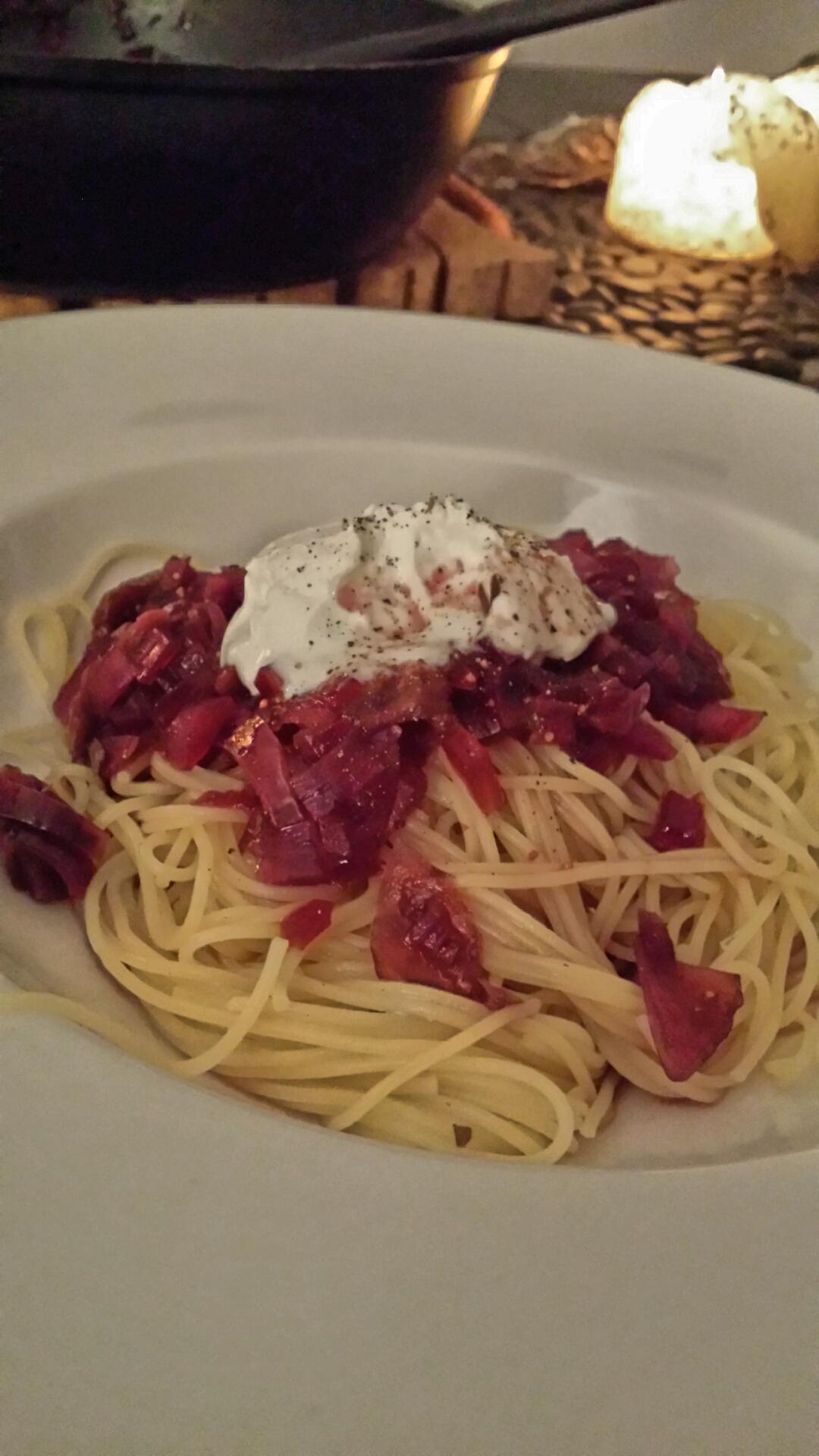 Bilder für Spaghetti mit Ziegenquark, karamellisierten roten Zwiebeln und Feigen in Rotweinsauce - Rezept