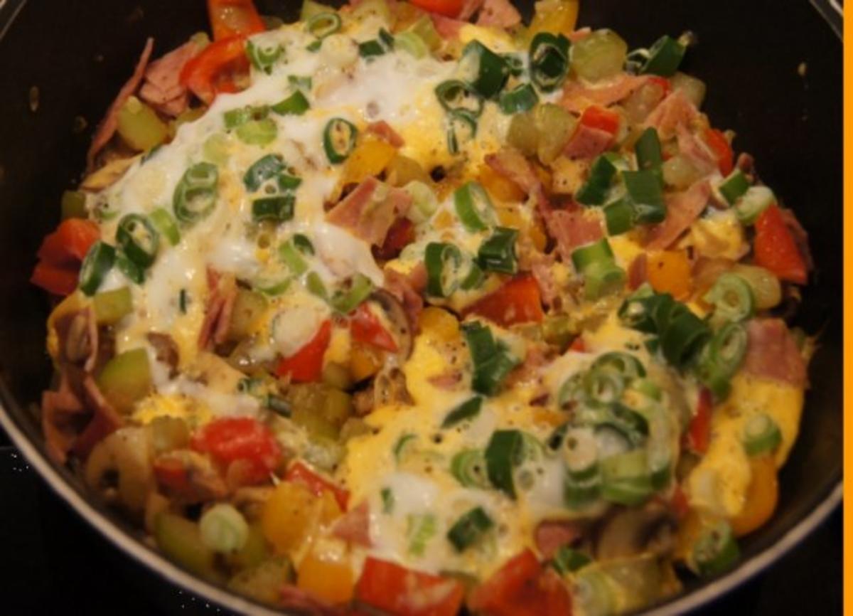 Pikantes Omelett mit Gemüse - Rezept mit Bild - kochbar.de