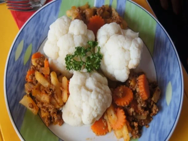 Blumenkohlröschen mit Rinderhack-Gemüsesauce - Rezept