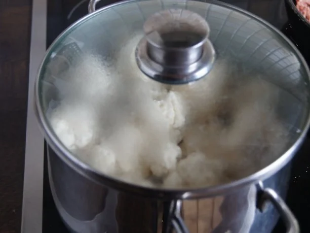 Blumenkohlröschen mit Rinderhack-Gemüsesauce - Rezept - Bild Nr. 4