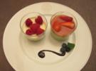 Basilikum-Mousse mit Prosecco-Erdbeersoße und Panna Cotta an frischen Himbeeren - Rezept