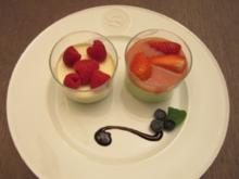 Basilikum-Mousse mit Prosecco-Erdbeersoße und Panna Cotta an frischen Himbeeren - Rezept
