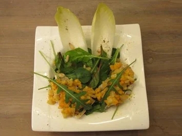 Kürbis-Bruschetta mit Birnen an Frühlingssalat - Rezept