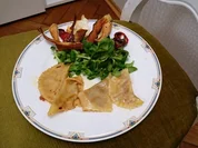 Rezept: Maultaschen mit mediterraner Fleischfüllung und Gemüsechips an Ackersalat Maultaschen mit mediterraner Fleischfüllung und Gemüsechips an Ackersalat - Rezept