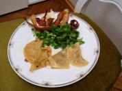 Maultaschen mit mediterraner Fleischfüllung und Gemüsechips an Ackersalat - Rezept