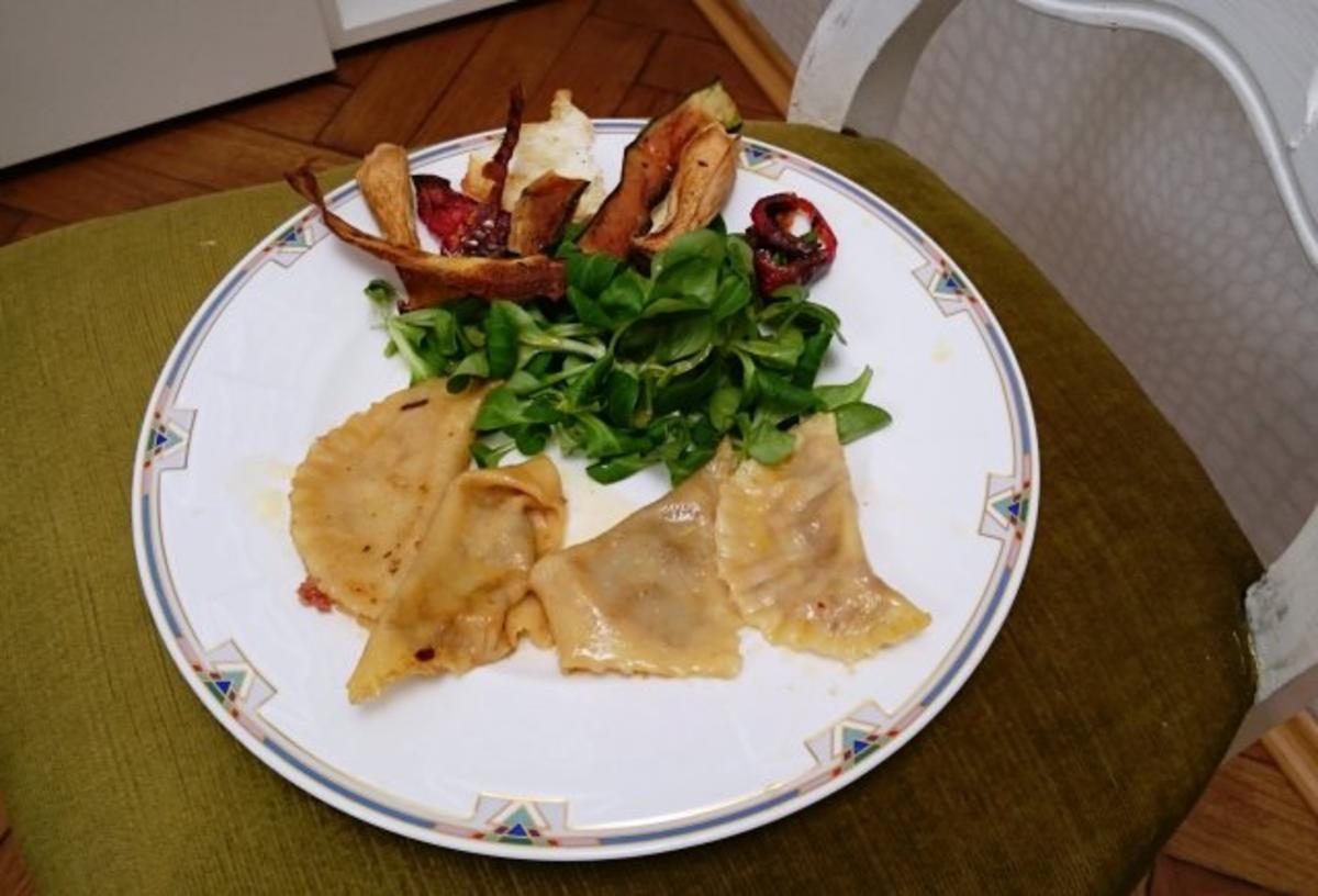 Bilder für Maultaschen mit mediterraner Fleischfüllung und Gemüsechips an Ackersalat - Rezept