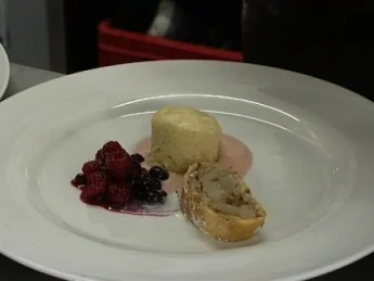 Birnen-Nuss-Strudel an Dampfnudeln auf Vanillesoße mit Beerenschaum - Rezept