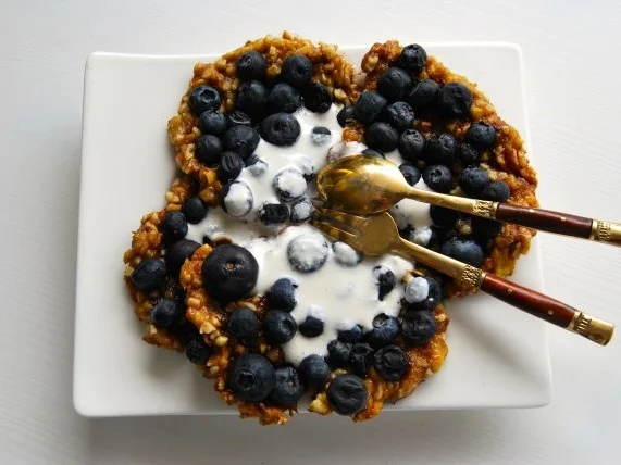 Bananen Pancakes mit Blaubeeren und Cashewsahne - Rezept