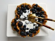 Bananen Pancakes mit Blaubeeren und Cashewsahne - Rezept