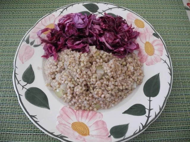 Rezept: Zwiebel - Buchweizen mit Rotkohlrohkost Zwiebel - Buchweizen mit Rotkohlrohkost - Rezept
