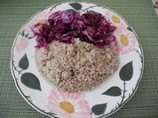 Zwiebel - Buchweizen mit Rotkohlrohkost - Rezept