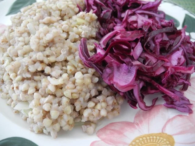Rezept: Zwiebel - Buchweizen mit Rotkohlrohkost Bild Nr. 2 Zwiebel - Buchweizen mit Rotkohlrohkost - Rezept - Bild Nr. 2