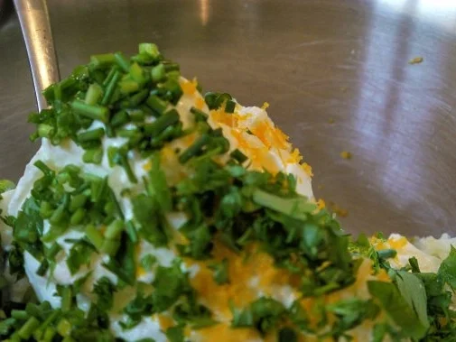 Gefüllte Bouletten mit Kräuterdip - Rezept - Bild Nr. 5