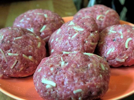 Gefüllte Bouletten mit Kräuterdip - Rezept - Bild Nr. 9