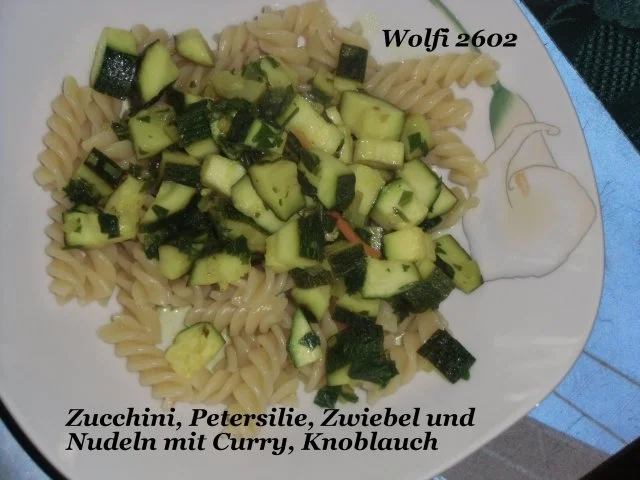 Vegetarisch : Curry-Zwiebel-Zucchini auf Nudeln - Rezept