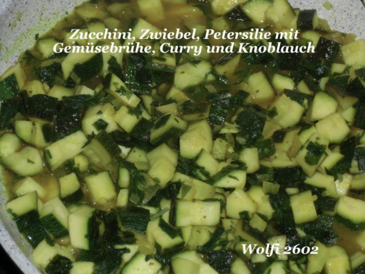 Vegetarisch : Curry-Zwiebel-Zucchini auf Nudeln - Rezept - Bild Nr. 2