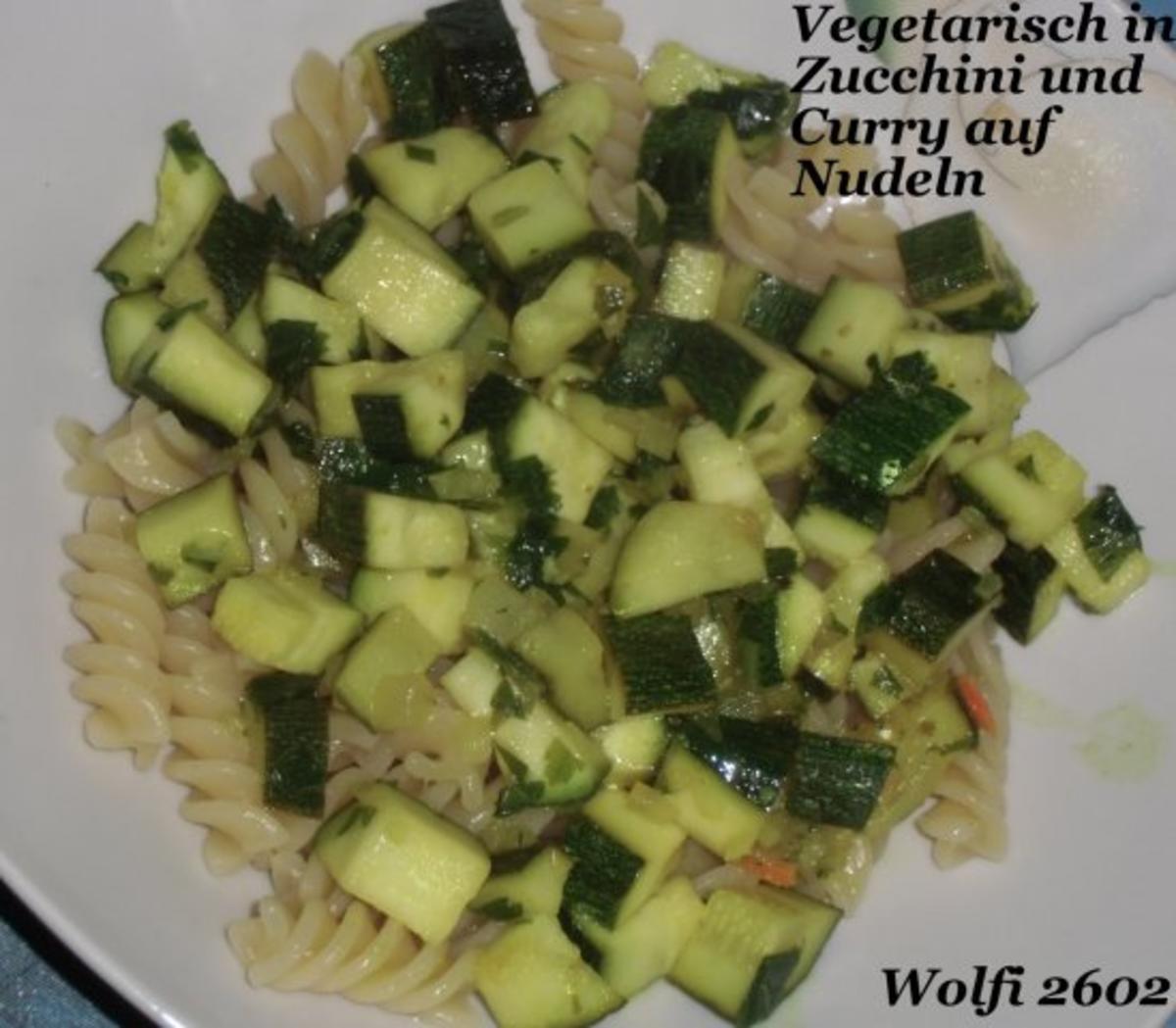 Vegetarisch : Curry-Zwiebel-Zucchini auf Nudeln - Rezept - Bild Nr. 3