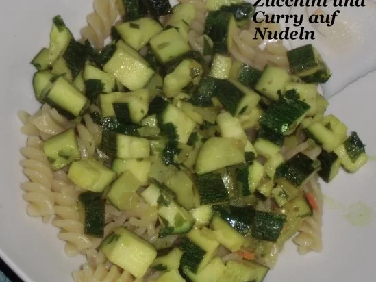 Vegetarisch : Curry-Zwiebel-Zucchini auf Nudeln - Rezept - Bild Nr. 3