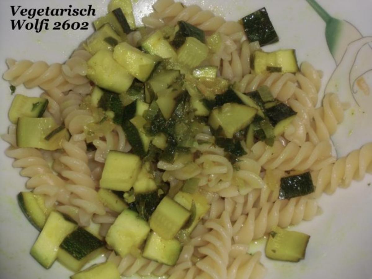 Vegetarisch : Curry-Zwiebel-Zucchini auf Nudeln - Rezept - Bild Nr. 4