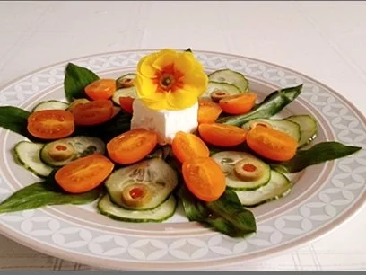 Junger Bärlauch Salat mit Fetakäse und Dressing dazu - Rezept - Bild Nr. 2