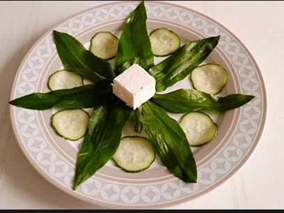 Junger Bärlauch Salat mit Fetakäse und Dressing dazu - Rezept - Bild Nr. 9