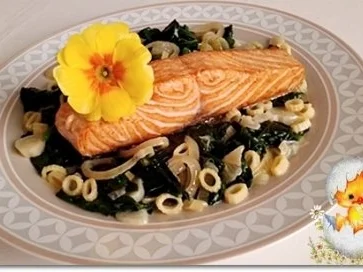 Rezept: Gebratenes Lachsfilet auf Spinatbett Gebratenes Lachsfilet auf Spinatbett - Rezept