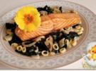 Gebratenes Lachsfilet auf Spinatbett - Rezept