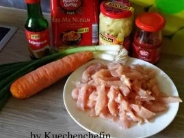 Gebratene Nudeln mit Hähnchenbruststreifen und Gemüse - Rezept