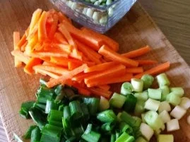 Gebratene Nudeln mit Hähnchenbruststreifen und Gemüse - Rezept - Bild Nr. 3