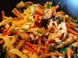 Gebratene Nudeln mit Hähnchenbruststreifen und Gemüse - Rezept - Bild Nr. 5