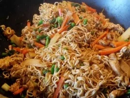 Gebratene Nudeln mit Hähnchenbruststreifen und Gemüse - Rezept - Bild Nr. 6