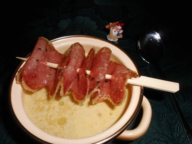 Lauch-Zitronen-Süppchen mit Salamispießen>> - Rezept