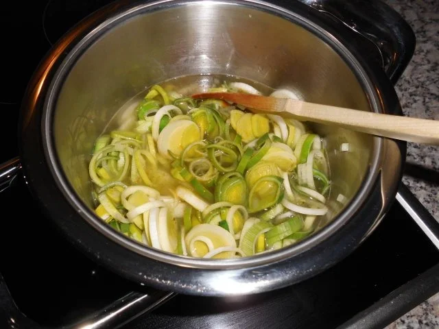 Lauch-Zitronen-Süppchen mit Salamispießen>> - Rezept - Bild Nr. 3