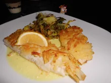 Zanderfilet in Kartoffelhülle auf Zitronen-Sekt-Schaum mit fritiertem Lauch - Rezept