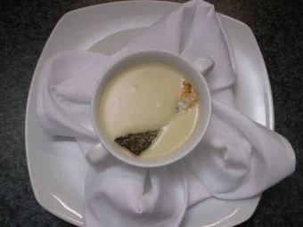 Kartoffelsuppe mit Gurkeneinlage und gegrillter Lachshaut - Rezept