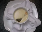 Kartoffelsuppe mit Gurkeneinlage und gegrillter Lachshaut - Rezept