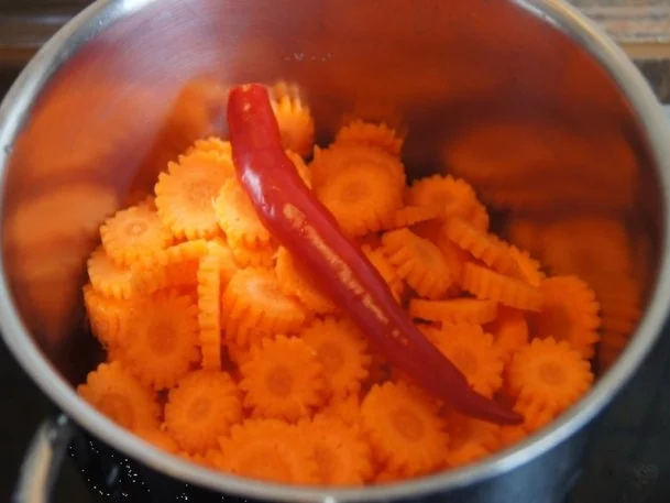 Puten-Ministeaks mit Rahm-Möhrenblüten und Kartoffelpilzen - Rezept - Bild Nr. 10