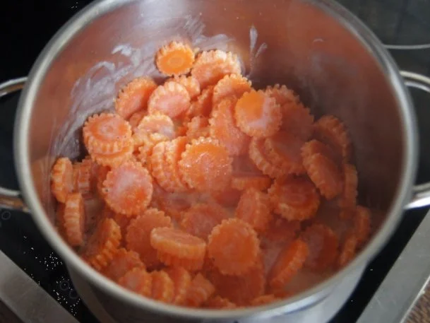 Puten-Ministeaks mit Rahm-Möhrenblüten und Kartoffelpilzen - Rezept - Bild Nr. 12