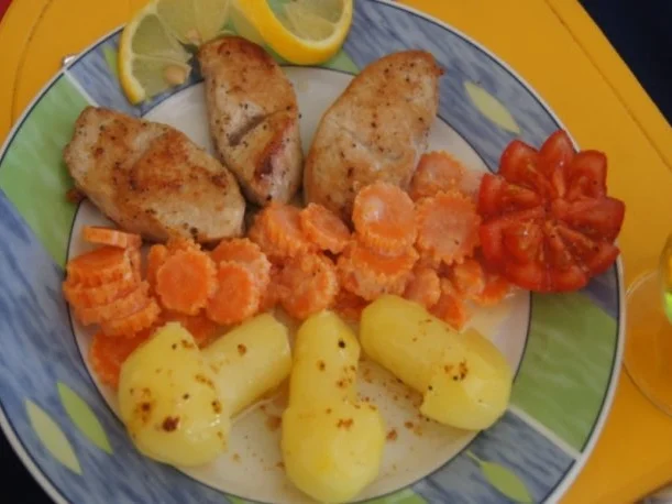 Puten-Ministeaks mit Rahm-Möhrenblüten und Kartoffelpilzen - Rezept