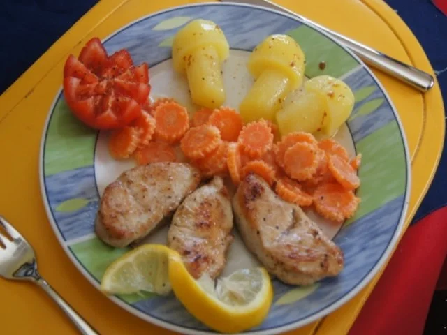 Puten-Ministeaks mit Rahm-Möhrenblüten und Kartoffelpilzen - Rezept - Bild Nr. 15