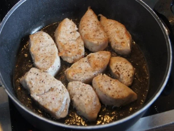 Puten-Ministeaks mit Rahm-Möhrenblüten und Kartoffelpilzen - Rezept - Bild Nr. 14