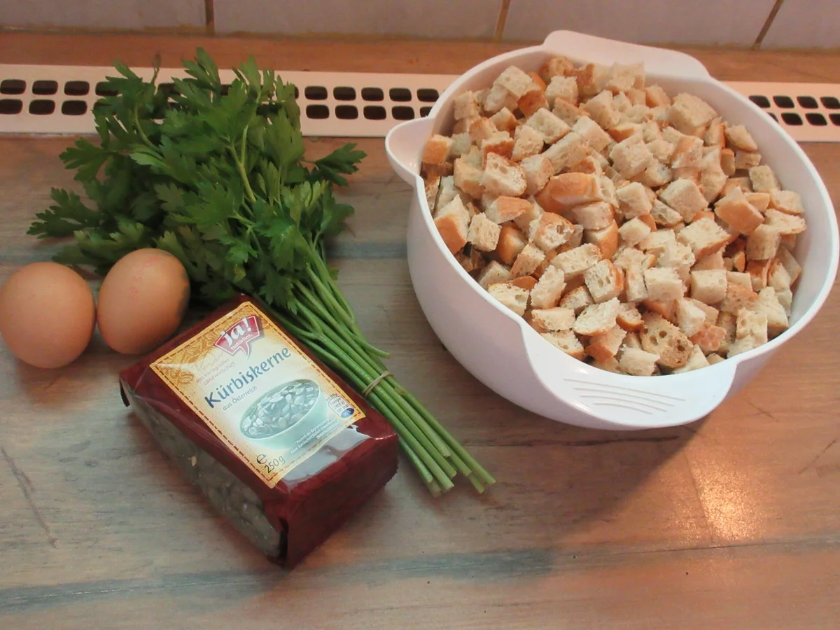 Semmelknödel mit Kürbiskernen - Rezept