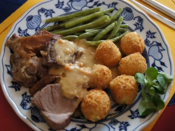 Rezept: Lammkeule mit Buschbohnen und Mandelbällchen Lammkeule mit Buschbohnen und Mandelbällchen - Rezept