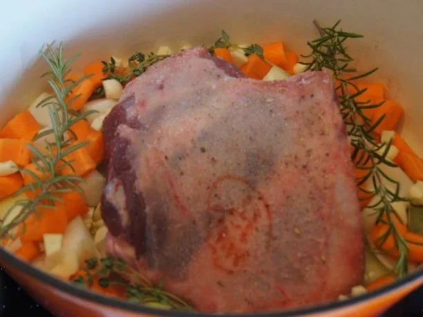 Rezept: Lammkeule mit Buschbohnen und Mandelbällchen Bild Nr. 3 Lammkeule mit Buschbohnen und Mandelbällchen - Rezept - Bild Nr. 3