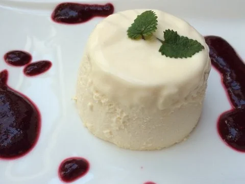 Rezept: ZITRONENTÖRTCHEN MIT BEERENMOUSE ZITRONENTÖRTCHEN MIT BEERENMOUSE - Rezept