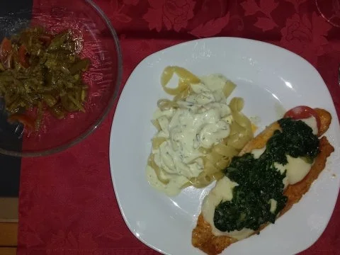 Pangasius Filet auf Blattspinat mit Tomaten Mozzarella  Haube Mit Tagliatelle Frischkäseso - Rezept - Bild Nr. 2