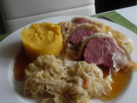 Rezept: Kasseler im Blätterteig mit Kartoffel-Möhren-Stampf und Rahm-Ananas-Sauerkraut Kasseler im Blätterteig mit Kartoffel-Möhren-Stampf und Rahm-Ananas-Sauerkraut - Rezept